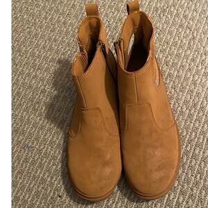 Lands End Size 7 Boots in a tan suede.